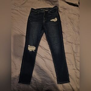 American Eagle Super High Rise Distressed Skinny Jegging.